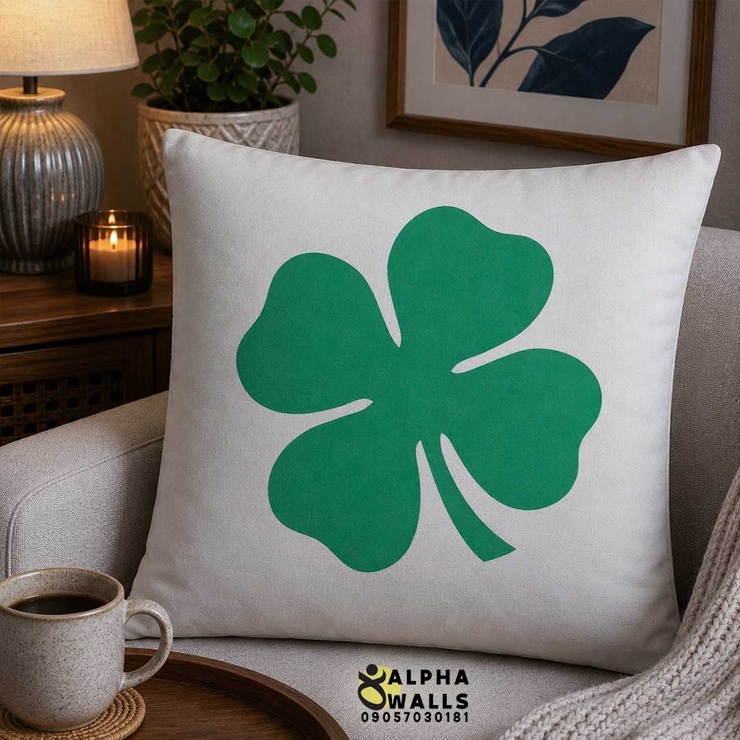 روکش کوسن مخمل طرح شبدر سبز زمینه کرم مدل Lucky Clover