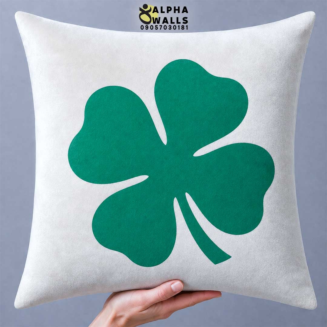 روکش کوسن مخمل طرح شبدر سبز زمینه کرم مدل Lucky Clover