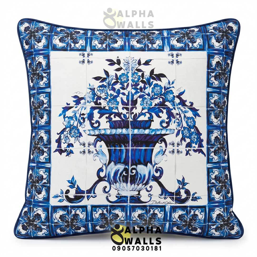 روکش کوسن مخمل طرح گلدان گل آبی سنتی مدل Blue Garden