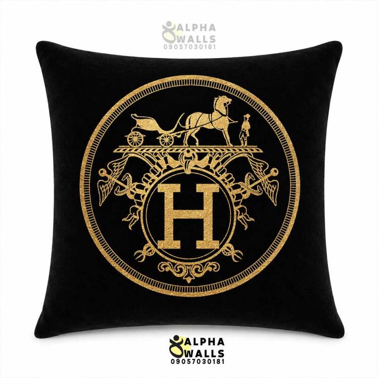 کاور کوسن مخمل مشکی طرح اسب و کالسکه Golden Equestrian Emblem | روکش کوسن طلایی لوکس