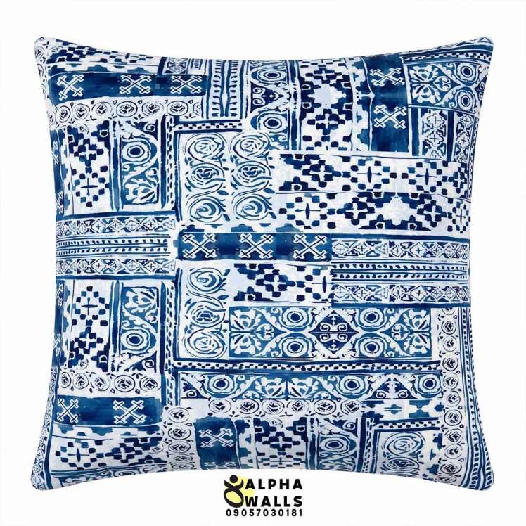 روکش کوسن مخمل طرح نقوش سنتی و کاشی‌کاری آبی و سفید مدل Indigo Blue Patchwork