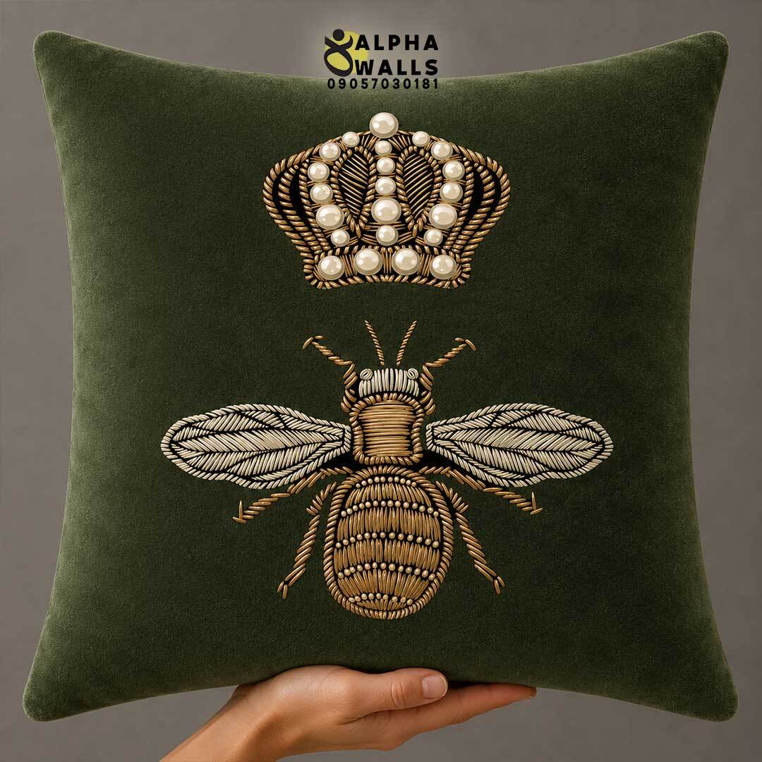 روکش کوسن مخمل طرح زنبور و تاج طلایی سبز مدل Royal Bee