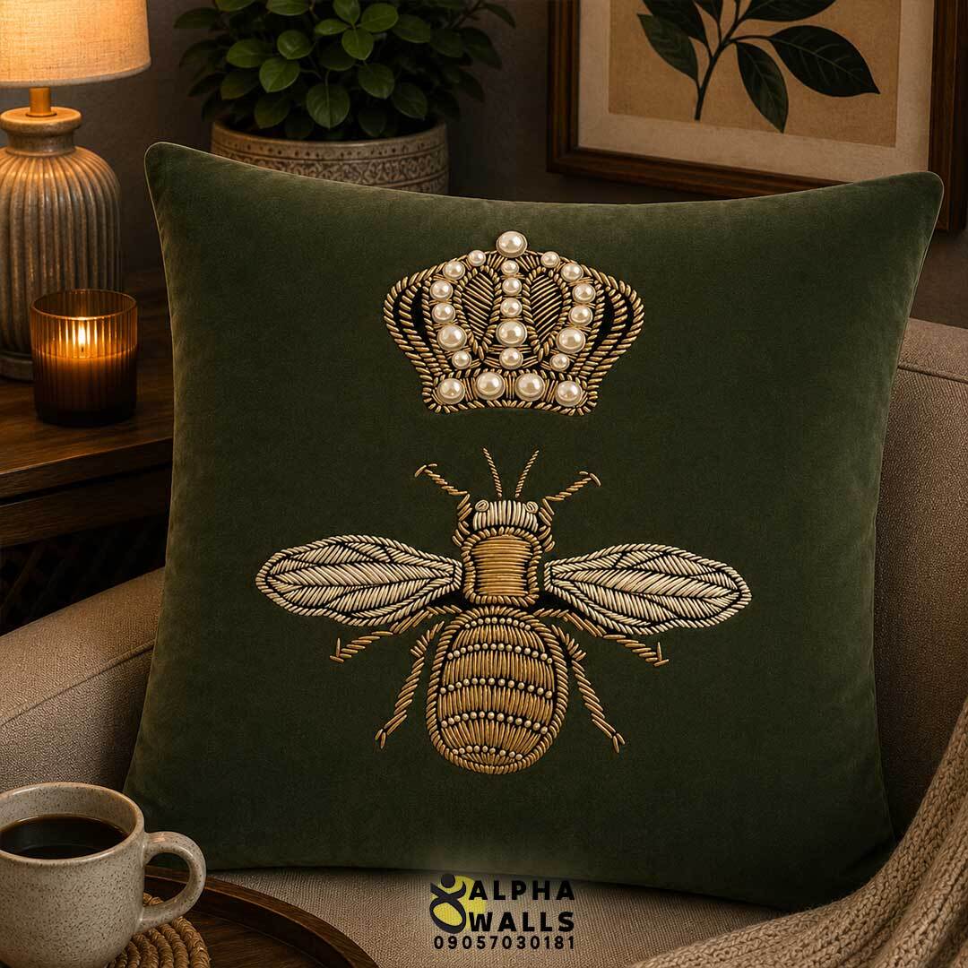 روکش کوسن مخمل طرح زنبور و تاج طلایی سبز مدل Royal Bee