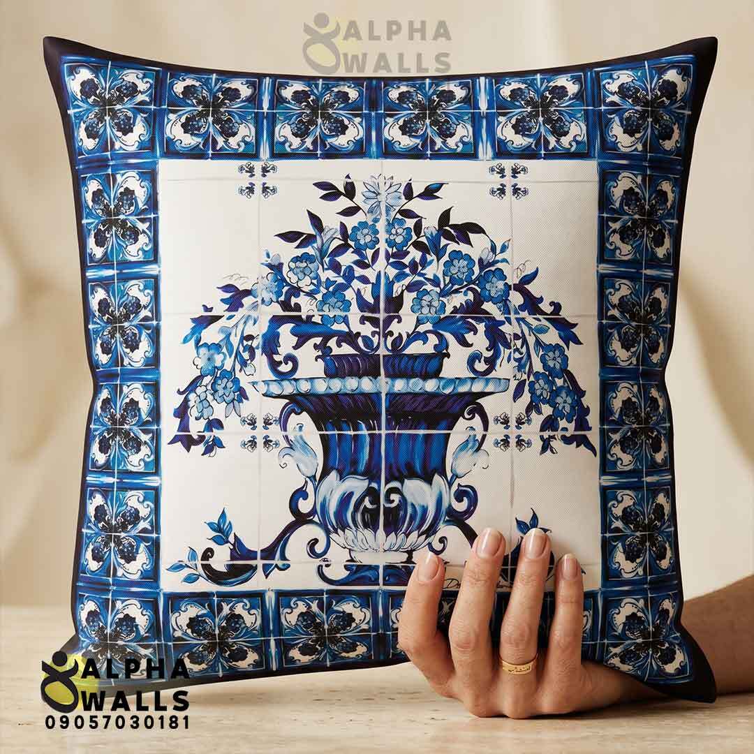 روکش کوسن مخمل طرح گلدان گل آبی سنتی مدل Blue Garden