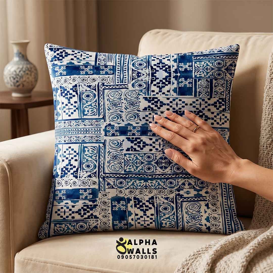  روکش کوسن مخمل طرح نقوش سنتی و کاشی‌کاری آبی و سفید مدل Indigo Blue Patchwork 