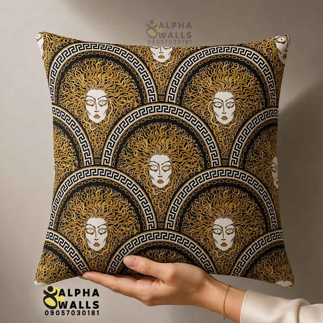 روکش کوسن مخمل طرح چهره مدوسا طلایی و مشکی مدل Medusa Queen